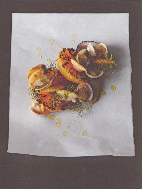 Clémentines grillées clams et coques, recette harmonisée du livre 'Alexandre Gauthier Cuisinier, La Grenouillère'.
