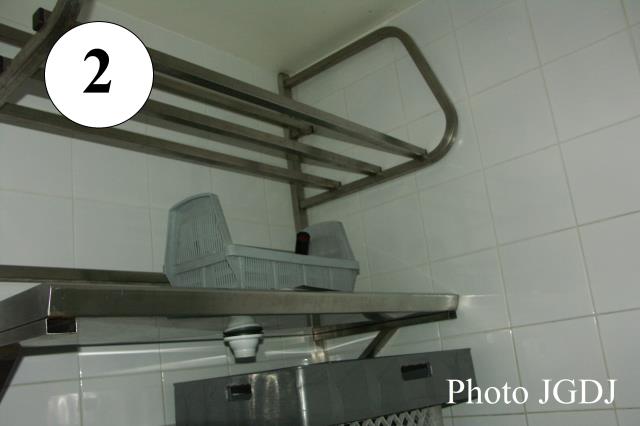 (2) Des rayonnagfes spécialisés permettent de mettre en hauteur les casiers à vaisselle.
