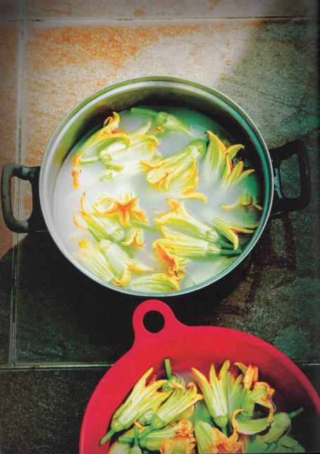 Fleurs de courgettes farcies en beignets, recette harmonisée du livre 'Vietnam exquis Une cuisine entre ciel et terre'.
