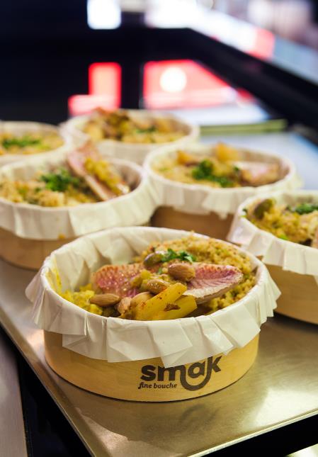 Le fast-good Smak propose une cuisine 'mijotée, créative, variée et rapide', dans des petites boîtes en bois.