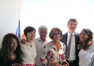 Carole Delga, Alain Joyes, gérant de l'hôtel Brasilia, Arnaud Montebourg entourés parl'équipe de...