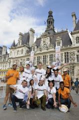 Sur le parvis de l'Hôtel de Ville de Paris, les bénévoles de Disneyland Paris ont organisé des...