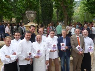 Jacques Gantié présente son guide , entre Mathias Dandine et Raphaël Bortolozzi, entourés des chefs...