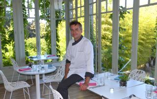 Didier Lecuisinier dans la salle du restaurant Ty Mad entouré de verdure et très proche de l'océan