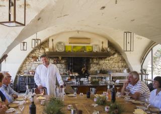 Dans La Bergerie, Edouard Loubet tient à une ambiance conviviale en rapport avec sa cuisine des...