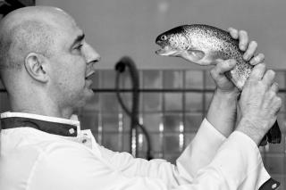 Yann Defrance, chef de Chez Maurice face à la truite du gravas