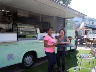 Séverine et Cécile devant un food truck