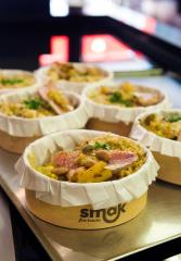 Le fast-good Smak propose une cuisine 'mijotée, créative, variée et rapide', dans des petites...