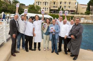 Jacques Gantié sur la plage du Belles Rives entouré par Marianne Estene Chauvin et les chefs...