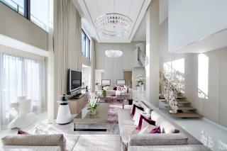 Dans la suite royale du Mandarin Oriental Paris, la distinction palace prend tout son sens.