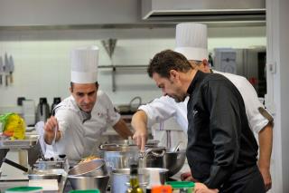 Michel Sarran et des cuisiniers du groupe Elior : participer à la réalisation de recettes...