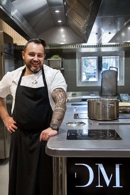 Matthieu Dupuis-Baumal dans sa cuisine rénovée en février.