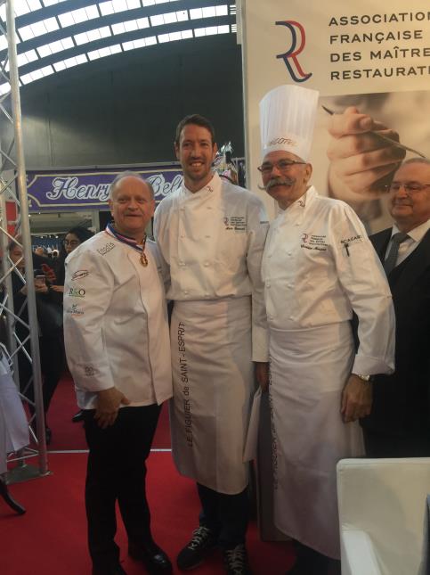 De g à d : Joël Robuchon, président d'honneur d'Agecotel, Alain Bernard et Christian Morisset.