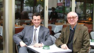 hervé dijols à gch, robert henry à droite. Photo prise à paris devant l'ets de dijols, le malakoff