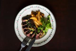 La bavette/frites avec des dés de moelle du restaurant Buffet (Paris 11e)