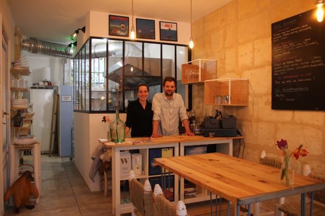 Julie Husser, en salle, et Gaspard Loizillon, en cuisine, ont crée Hook's, spécialisé dans le burger de poisson.