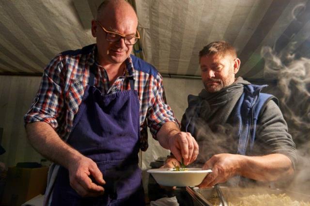 Xavier Hamon, coordinateur de l'Alliance Slow Food des Chefs français, cuisine avec Gael Gourtay, maraicher à Pleyben près de Quimper.