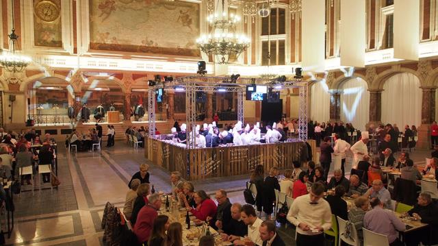 Trois cent personnes ont goûter le diner concocté par douze des chefs de Lille Tabls et Toques, dans le cadre grandiose de l'ancienne Chambre de commerce.