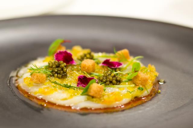 Carpaccio de St Jacques,  Vinaigrette de Légumes au Calamondin  et Caviar Petrossian