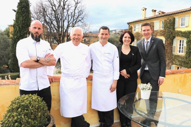 Jacques Chibois et une partie de son équipe (de g. à dr.) : Stéphane Mangin, chef pâtissier, Laurent Barberot, chef exécutif, Nathalie Zafra, responsable ventes, David Bisque, directeur clientèle