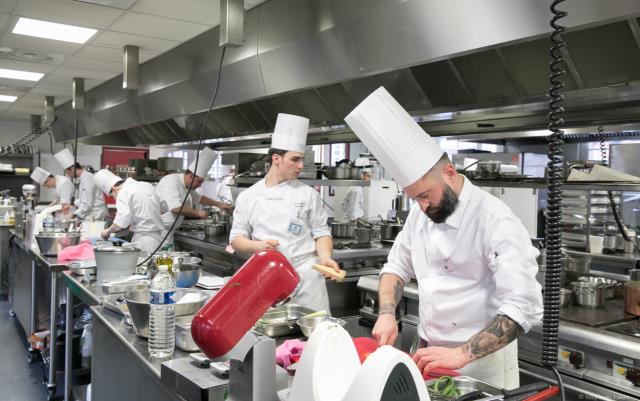 En cuisine à Ferrandi, l'Ecole de Gastronomie.