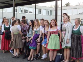 L'école autrichienne : Toute la délégation a porté Dirndl pour les femmes et Lederhose pour les...