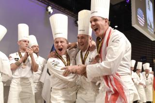 De gauche à droite : Philipp Tessier, coach, Mathew Peters, candidat américain et le chef 3 étoiles...