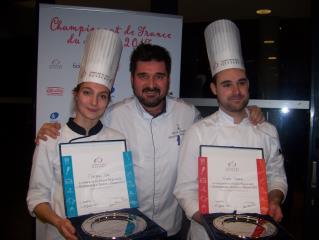 Les deux lauréats de la finale régionale Centre-Est aux côtés de Sébastien Bouillet, le président...