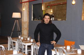 Le restaurant de 40 couverts est simple et chaleureux : murs de pierre, voûtes, tables en bois et...