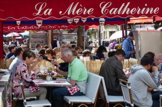 les parasols chauffants ont été supprimé des contre terrasses de la place du Tertre.