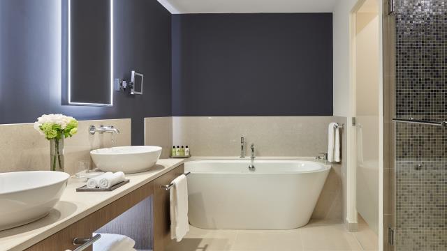 Douceur des courbes pour cette robinettrie à la fois simple et intuitive, dans la salle de bains d'une chambre de L'Intercontinental, à Lyon (Rhône).