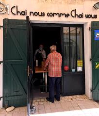 Laurent Favier en train de remettre une vente à emporter à la Flotte sur l'Île de Ré