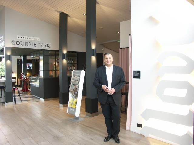 Godeffroy Gillis est fier d'avoir pu conserver l'enseigne originelle de Novotel, installée comme une oeuvre d'art dans le lobby.