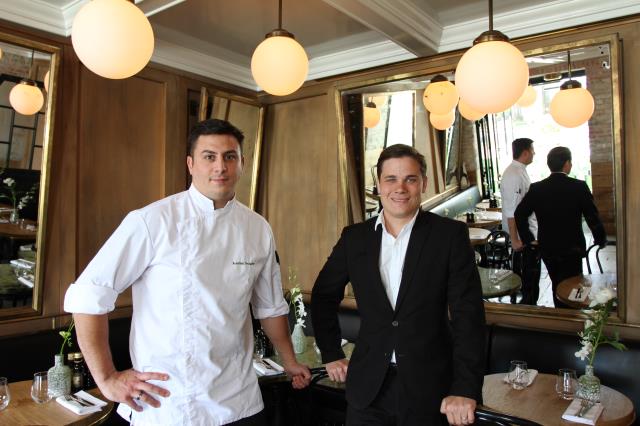 Maxime Bourdoncle (à d.) et son équipe (ici, Aurélien Braguier, sous-chef de cuisine) misent sur la qualité, tant de la cuisine que de l'accueil pour séduire la clientèle cannoise.