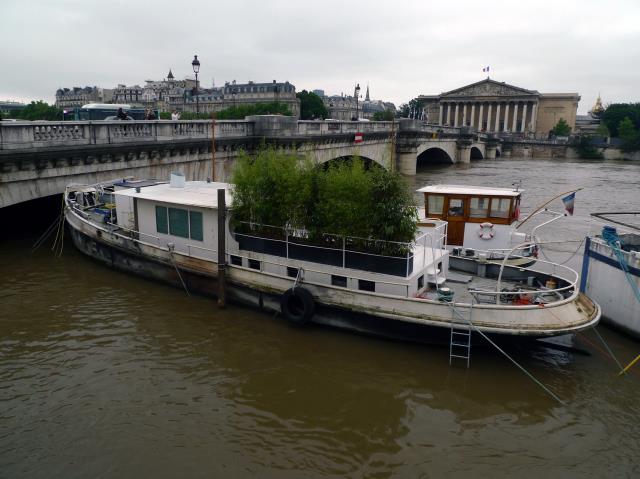 Les péniches se cognent contre les ponts de Paris