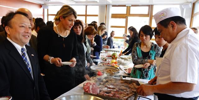 Démonstration de cuisson de boeuf Wagyu avec le consul du Japon, Ryuichiro Kobayashi, le proviseur de  l'établissement Karine Natale et le chef japonais, producteur de Wagyu, Toshinori Kinjô.