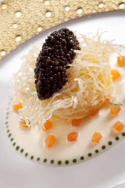 L'Œuf de Poule, mollet et friand au caviar osciètre et au saumon fumé.