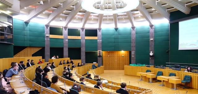 Dans la salle du conseil départemental. Il existe un partenariat entre le département et le lycée pour le soutien de la candidature de la chaîne des Puys au patrimoine de l'UNESCO.