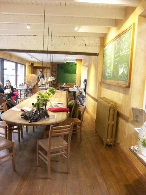 La grande table d'hôte, élément incontournable du décor du Pain Quotidien trouve sa place dans une ambiance de campagne brésilienne.