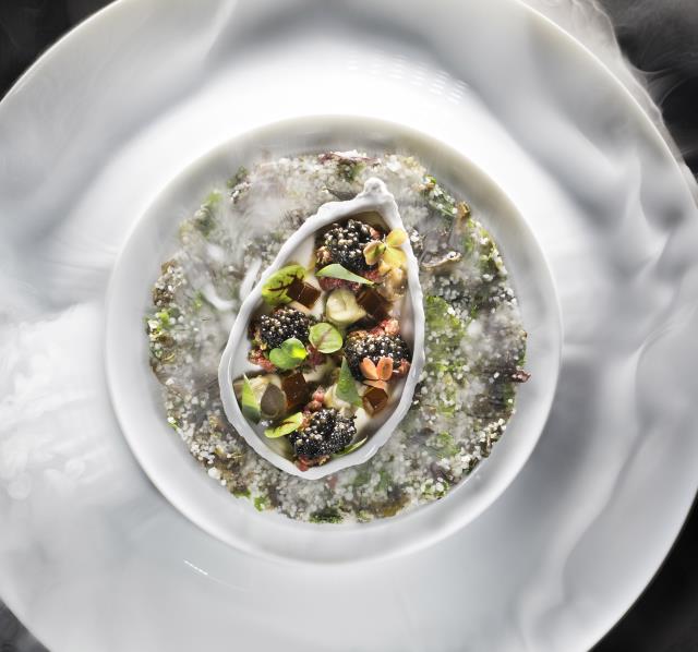 Le boeuf de Bazas en fin tartare et crème d'huître, caviar d'Aquitaine et pousses d'oxalis