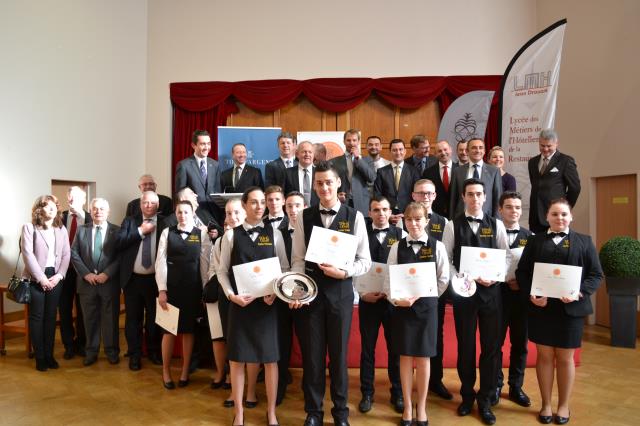 Les lauréats Pauline Taboureau et Lucas Poirel, les participants et le jury du Trophée Frédéric Delair 2016, Paris XVIIe