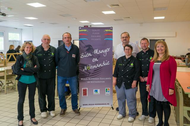 De gauche à droite : Isabelle David-Buchet, le chef Bruno Jouen, M. Heuschling (entreprise Grosdoit), M. Gueroult (Maison Gueroult), l'équipe de Bruno Jouen en cuisine et Mme Grandserre la principale du collège.