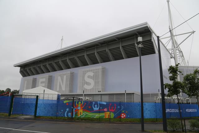 Le stade Bollaert se met aux couleurs de l'UEFA, comme tous les autres.