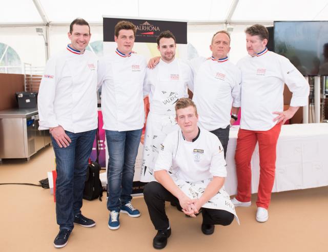 Yann Brys, Nicolas Renou, Nicolas Serreau, vainqueur du concours du meilleur jeune pâtissier, Franck Fresson, Franck Michel, et au premier rang, le commis du lauréat.