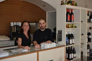 Le chef Laurent Di Chiara et sa responsable de salle Emilie.