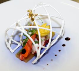 Tendre gelée d'agrumes infusée à la citronnelle / gingembre, Médaillon de homard bleu au poivre de...