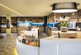 La marque Novotel veut replacer l'offre F&B au centre de son lobby. Ici, le GourmetBar du Novotel...