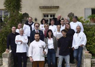 Au premier plan, le vainqueur Matthieu Dupuis Baumal avec les membres du jury et l'ensemble des...