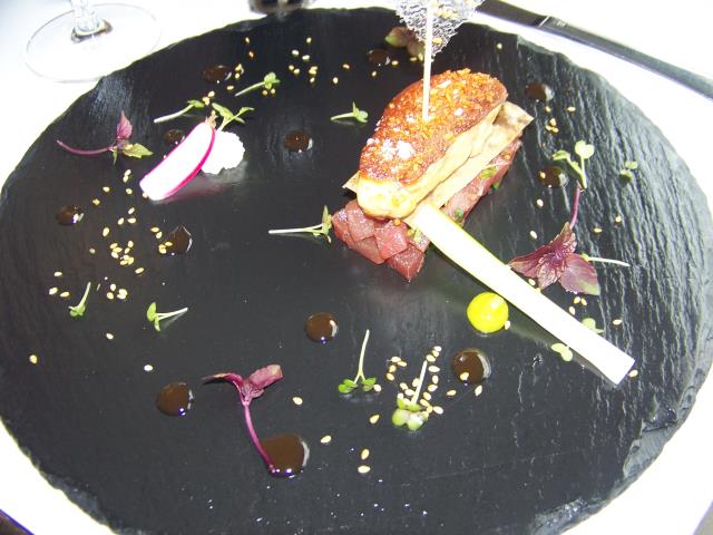 Le chef aime les associations terre-mer, à l'instar du tartare de thon au soja et son escalope de foie gras de canard au macis