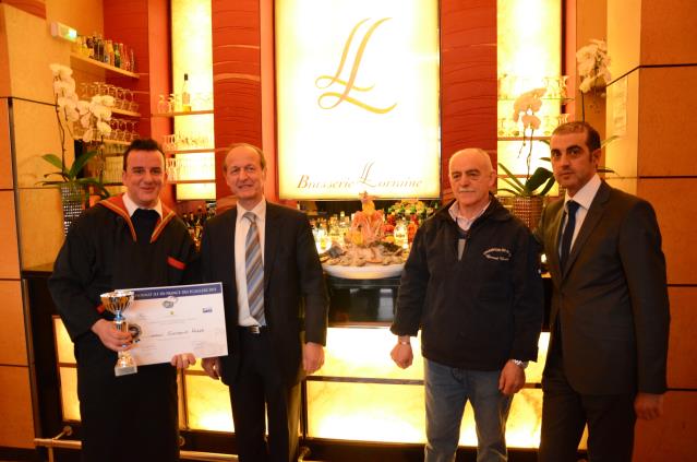 De g. à d. : Le vainqueur du concours, Rabah Guechoud, écailler de la Brasserie La Lorraine, Philippe Gully, Bernard Gonthier et Lionel Guglieri.
